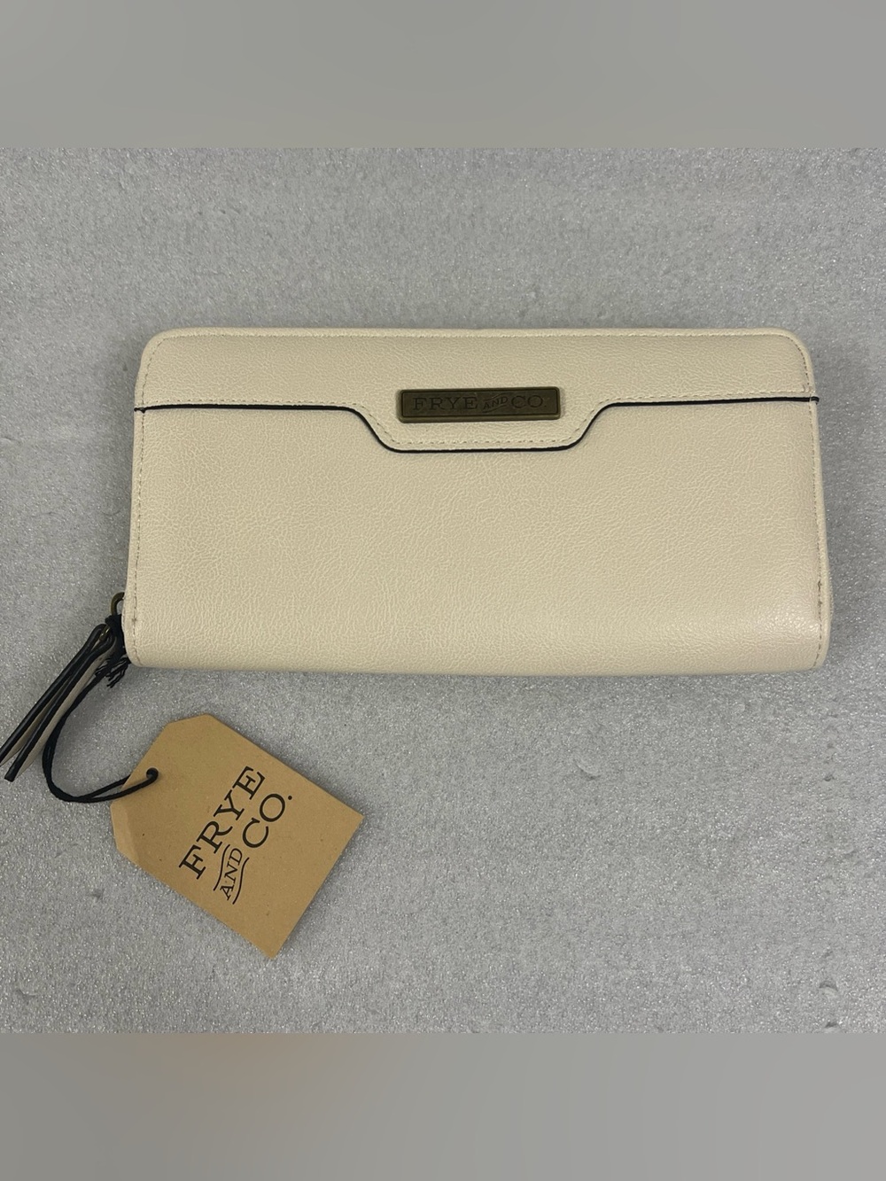FRYE AND CO. Zip Around Wallet Color White Cap